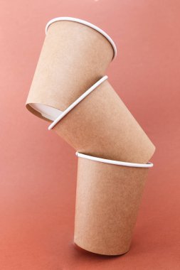 Kahverengi arka planda üç kağıt bardak, ekoloji kavramı