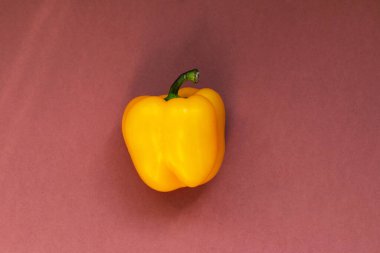 Kahverengi arkaplanda sarı dolma biber manzarası