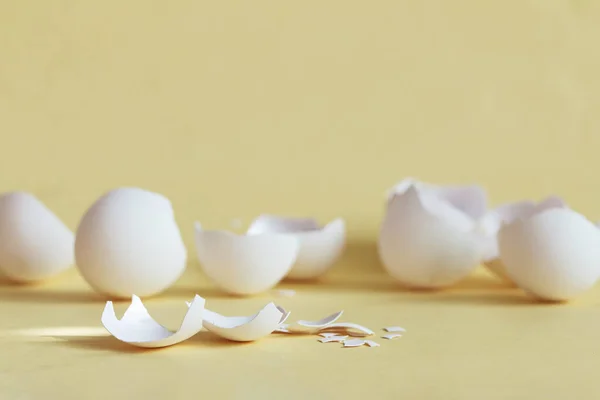 Gebroken Eierschaal Gele Achtergrond Met Ruimte Voor Tekst Bedelconcept — Stockfoto