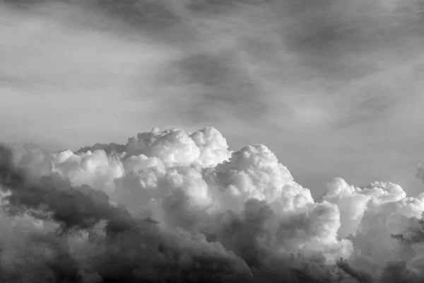 黑白相间的蓬松的暴风云 — 图库照片