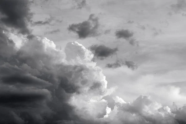 黑白相间的蓬松的暴风云 — 图库照片