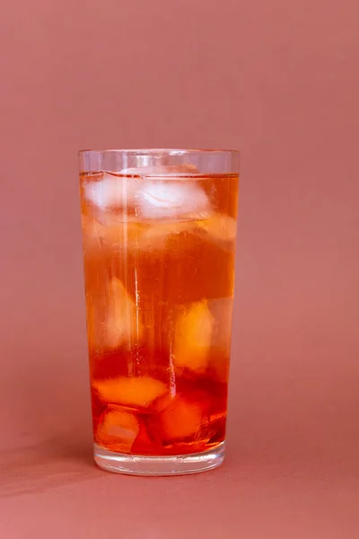 Nasses Glas Mit Kaltem Cocktail Und Eis Drinnen Sommerliches Getränk — Stockfoto