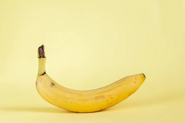 Banane Fraîche Avec Des Endroits Endommagés Sur Fond Jaune Mise — Photo
