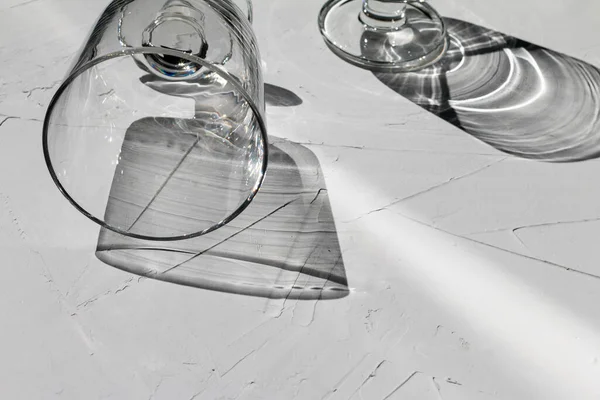 Glas Auf Grauem Betontisch Mit Sonnenstrahlen Und Spiegelungen Blick Von — Stockfoto