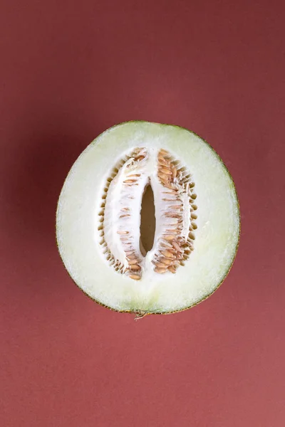 Hälften Grön Melon Brun Bakgrund Ovanifrån — Stockfoto