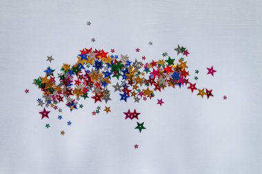 çok renkli yıldızlı mavi arkaplan konfetisi, seçici odak