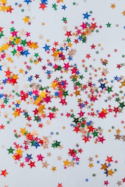 çok renkli yıldızlı mavi arkaplan konfetisi, seçici odak