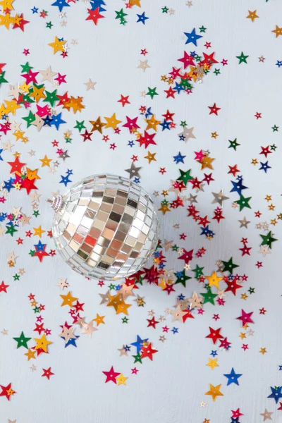 Palla Discoteca Sfondo Blu Con Stelle Multicolori Coriandoli — Foto Stock