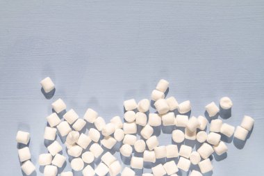 Açık mavi arkaplanda beyaz marşmelov metin için boşluk