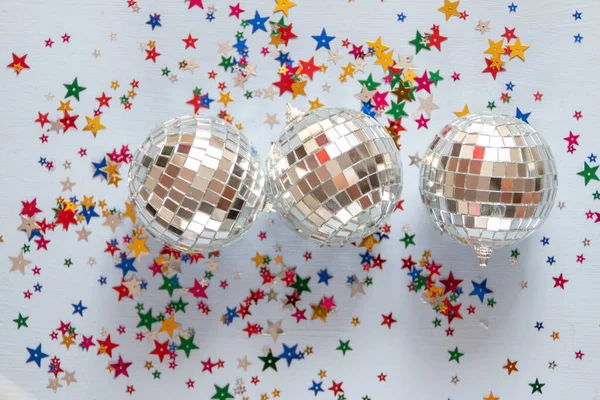 Palla Discoteca Sfondo Blu Con Stelle Multicolori Coriandoli — Foto Stock