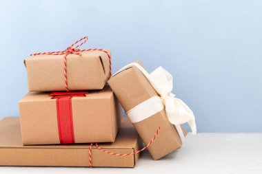 Mavi arka planda şeritli el yapımı kağıt işçiliği hediye kutusu.