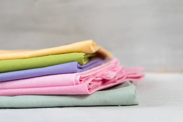 Stos Kolorowych Tkanin Bawełnianych Szarym Tle Wolna Moda Domowa Koncepcja — Zdjęcie stockowe