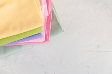 Gri arka plan, yavaş moda ve ev dikim konseptine karşı renkli pamuk yığını