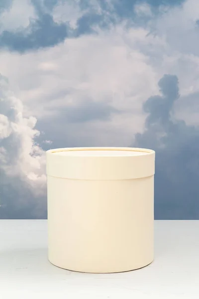 Pedestal Branco Contra Fundo Céu Nublado Espaço Vazio Para Texto — Fotografia de Stock
