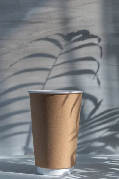 Порожня Паперова Чашка Щоб Піти Сірий Бетонний Фон Тіні Пальмового — стокове фото