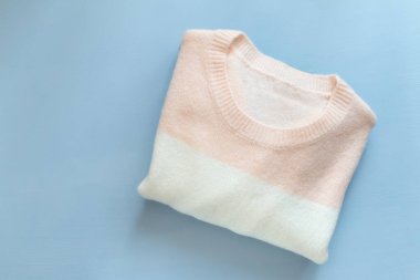 Açık mavi arkaplanda izole edilmiş pamuk yün süveter