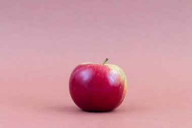 Kahverengi arka planda kırmızı taze elma