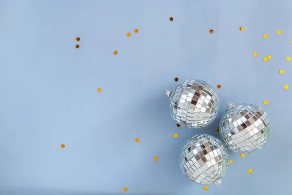 Sfera Discoteca Sfondo Blu Con Confetti Dorati — Foto Stock