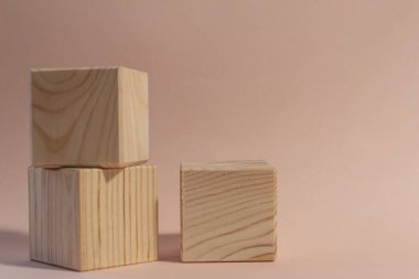 ahşap küpler soluk pembe arka plana karşı hayat dolu