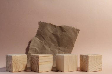Yırtık kağıtlı ahşap küpler soluk pembe arka plana rağmen hayat dolu