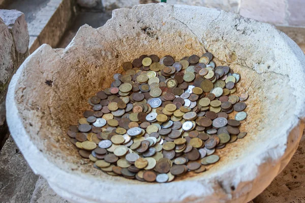 Монети в стародавній амфорі Ліцензійні Стокові Зображення