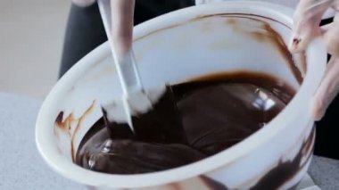 Çikolata bir kapta eritiliyor