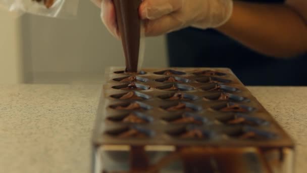 Primo piano di mani femminili che fanno caramelle al cioccolato — Video Stock