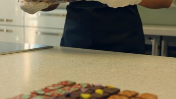Крупный план женских рук, делающих шоколадные конфеты — стоковое видео