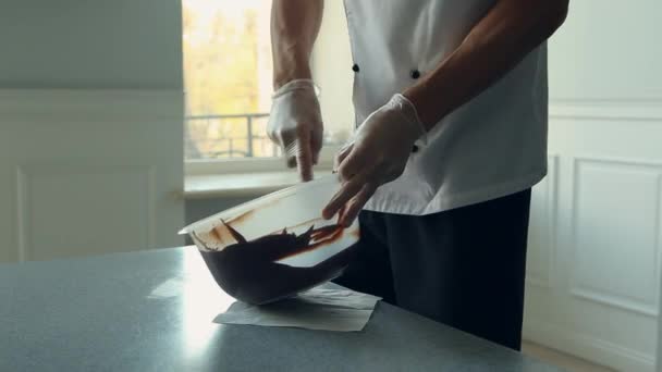 Chocolate sendo derretido em uma tigela branca — Vídeo de Stock