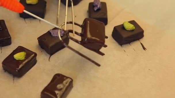 Caramelos de chocolate preapering para la venta — Vídeo de stock