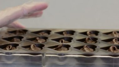 Erkek Close-Up yapma çikolata şekerleme eller