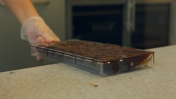 Primo piano di mani femminili che fanno caramelle al cioccolato — Video Stock