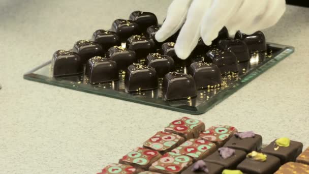 Caramelle di cioccolato con oro preapering in vendita — Video Stock