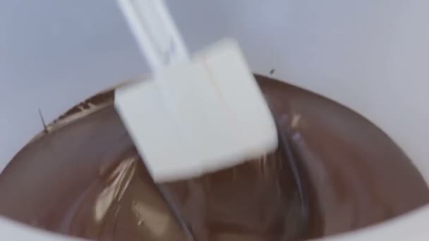 Chocolat fondu dans un bol en plastique — Video