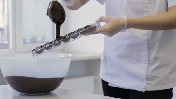 Het maken van chocolade snoepjes — Stockvideo