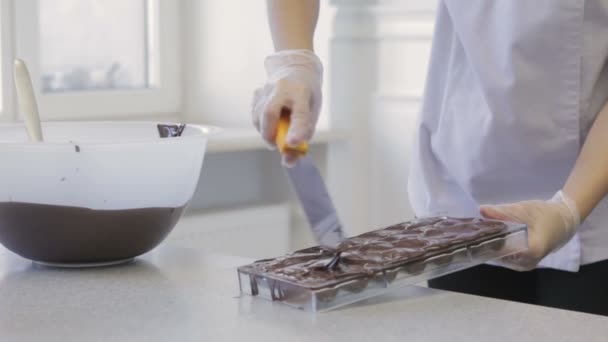 Het maken van chocolade snoepjes — Stockvideo