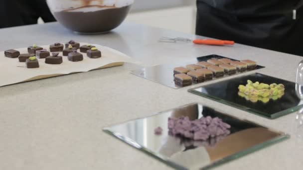Voorbereiding van chocolade snoepjes — Stockvideo
