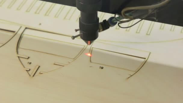 Close-up de uma máquina de corte padrões de escultura na placa de madeira . — Vídeo de Stock