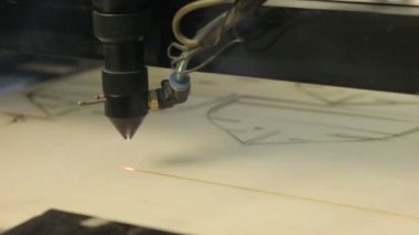Desen ahşap plaka üzerinde oyma bir kesme makinesi, yakın çekim.