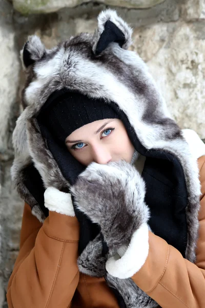 Menina de inverno em um chapéu — Fotografia de Stock