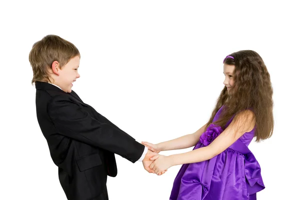 Niños pequeños tomados de la mano y sonriendo . — Foto de Stock