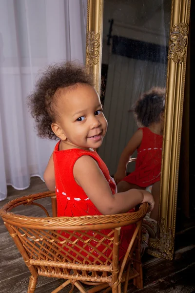 Mulâtre noir bébé fille devant le miroir . — Photo