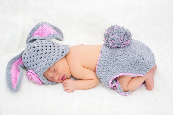 Bebé recién nacido dormido en traje de conejo de Pascua — Foto de Stock