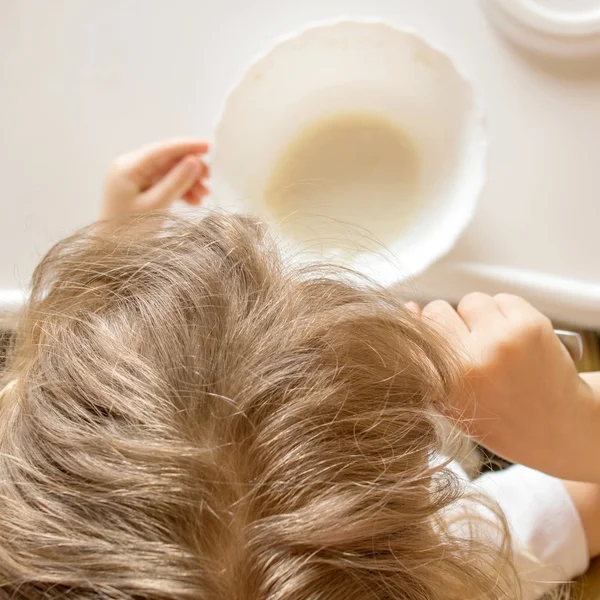 Le bébé mange de la nourriture pour bébé. Vue du dessus  . — Photo