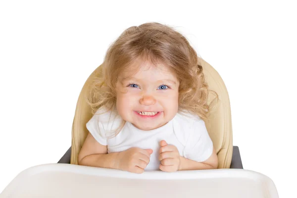 Feliz bebê sorridente na cadeira alta. Isolado em branco — Fotografia de Stock