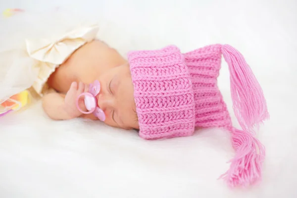 Chica bastante recién nacida durmiendo en gorra de punto . — Foto de Stock