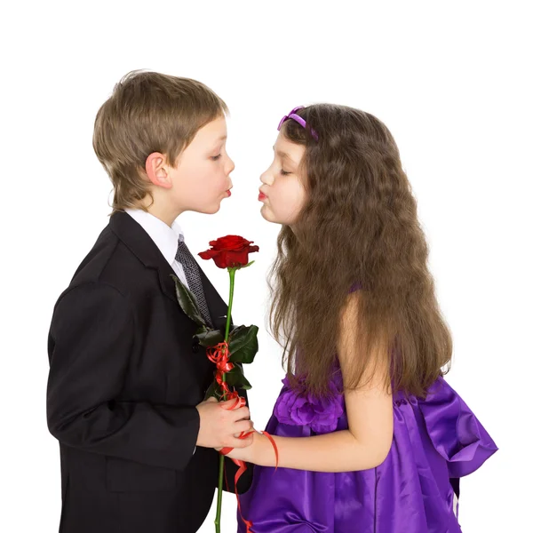As crianças adoram o conceito. Menino e menina beijando — Fotografia de Stock
