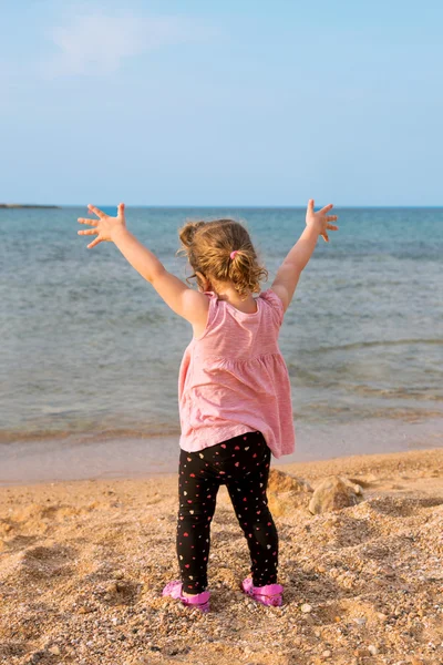 Meisje van de baby genieten van het strand en de zee — Stockfoto