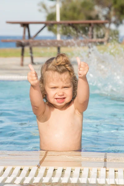 Malá holčička objevil palce v bazénu. — Stock fotografie