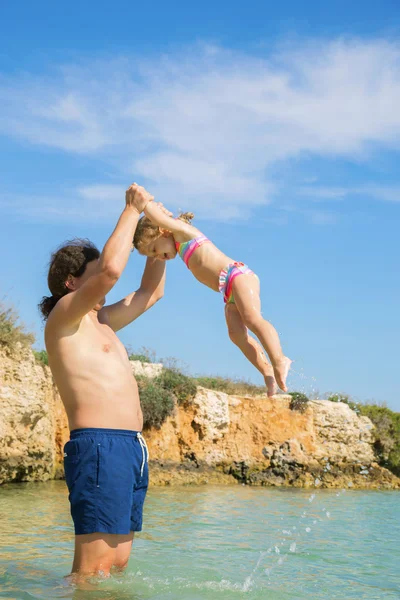 Père et enfant jouant dans la mer. Famille heureuse — Photo